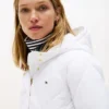 Leichte, wattierte Steppjacke mit Kapuze Leichte, wattierte Steppjacke mit Kapuze