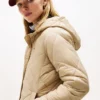 Leichte, wattierte Steppjacke mit Kapuze Leichte, wattierte Steppjacke mit Kapuze