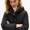 Leichte, wattierte Steppjacke mit Kapuze Leichte, wattierte Steppjacke mit Kapuze