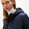 Leichte, wattierte Steppjacke mit Kapuze Leichte, wattierte Steppjacke mit Kapuze