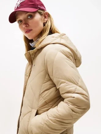 Leichte, wattierte Steppjacke mit Kapuze Leichte, wattierte Steppjacke mit Kapuze