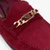 Loafer aus Wildleder mit Kettenverzierung