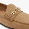 Loafer aus Wildleder mit Kettenverzierung