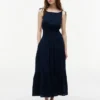 Midi-Kleid aus Seersucker mit Stufen Midi-Kleid aus Seersucker mit Stufen