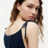 Midi-Kleid aus Seersucker mit Stufen Midi-Kleid aus Seersucker mit Stufen