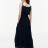 Midi-Kleid aus Seersucker mit Stufen Midi-Kleid aus Seersucker mit Stufen