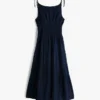 Midi-Kleid aus Seersucker mit Stufen Midi-Kleid aus Seersucker mit Stufen