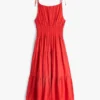 Midi-Kleid aus Seersucker mit Stufen Midi-Kleid aus Seersucker mit Stufen