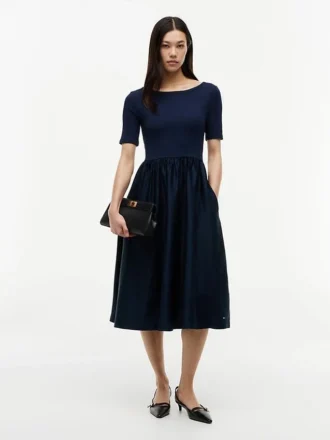 Midi-Kleid aus verschiedenen Materialien mit halben Ärmeln