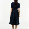 Midi-Kleid aus verschiedenen Materialien mit halben Ärmeln Midi-Kleid aus verschiedenen Materialien mit halben Ärmeln