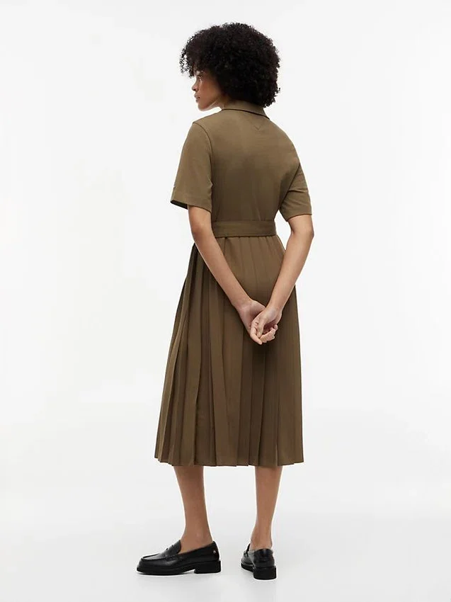 Midi-Kleid aus verschiedenen Materialien mit Plissee Midi-Kleid aus verschiedenen Materialien mit Plissee