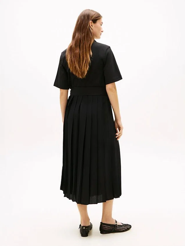 Midi-Kleid aus verschiedenen Materialien mit Plissee Midi-Kleid aus verschiedenen Materialien mit Plissee
