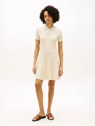 Mini-Polo-Kleid aus Rippstrick mit goldenen Knöpfen