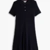 Mini-Polo-Kleid aus Rippstrick mit goldenen Knöpfen Mini-Polo-Kleid aus Rippstrick mit goldenen Knöpfen