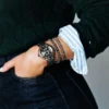 Streifen-Armband mit Metallperlen Streifen-Armband mit Metallperlen