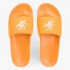 Pool-Slides mit gesticktem Schriftzug-Monogramm Pool-Slides mit gesticktem Schriftzug-Monogramm