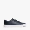 Sneaker im Court-Stil mit Metallic-Logo und genarbter Oberfläche Sneaker im Court-Stil mit Metallic-Logo und genarbter Oberfläche