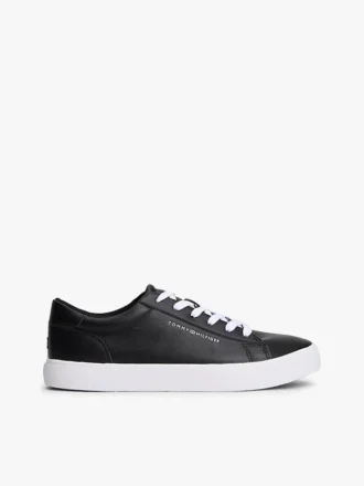 Sneaker im Court-Stil mit Metallic-Logo und genarbter Oberfläche