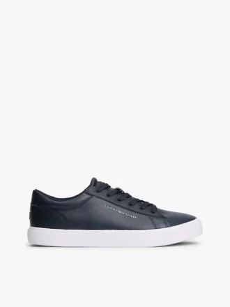 Sneaker im Court-Stil mit Metallic-Logo und genarbter Oberfläche Sneaker im Court-Stil mit Metallic-Logo und genarbter Oberfläche