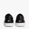 Sneaker im Court-Stil mit Metallic-Logo und genarbter Oberfläche