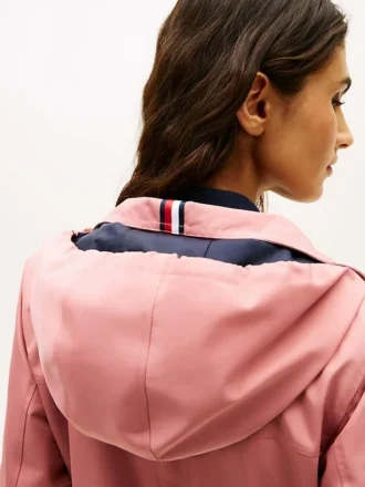 Sturmjacke mit Kapuze Sturmjacke mit Kapuze
