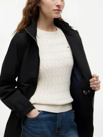 Sturmjacke mit Kapuze Sturmjacke mit Kapuze
