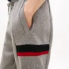 Sweathose mit charakteristischen Streifen Sweathose mit charakteristischen Streifen