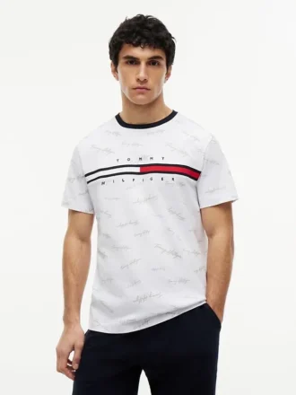 t shirt mit charakteristischem flag stripe logo 1 1 330x440 - T-Shirt mit charakteristischem Flag-Stripe-Logo