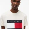 Tommy Jeans T-Shirt mit großem Flaggenlogo Tommy Jeans T-Shirt mit großem Flaggenlogo