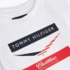 Tommy x Cadillac F1® Team Chevron T-Shirt für Kinder Tommy x Cadillac F1® Team Chevron T-Shirt für Kinder