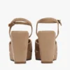 Wedge-Sandale aus Wildleder mit gekreuzten Riemen Wedge-Sandale aus Wildleder mit gekreuzten Riemen